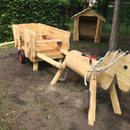 Holz-Pferd mit Karren