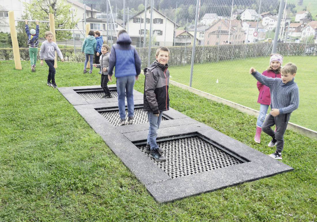 Mini-Trampolin_mit_Rasen_neue_Version-S.20_web