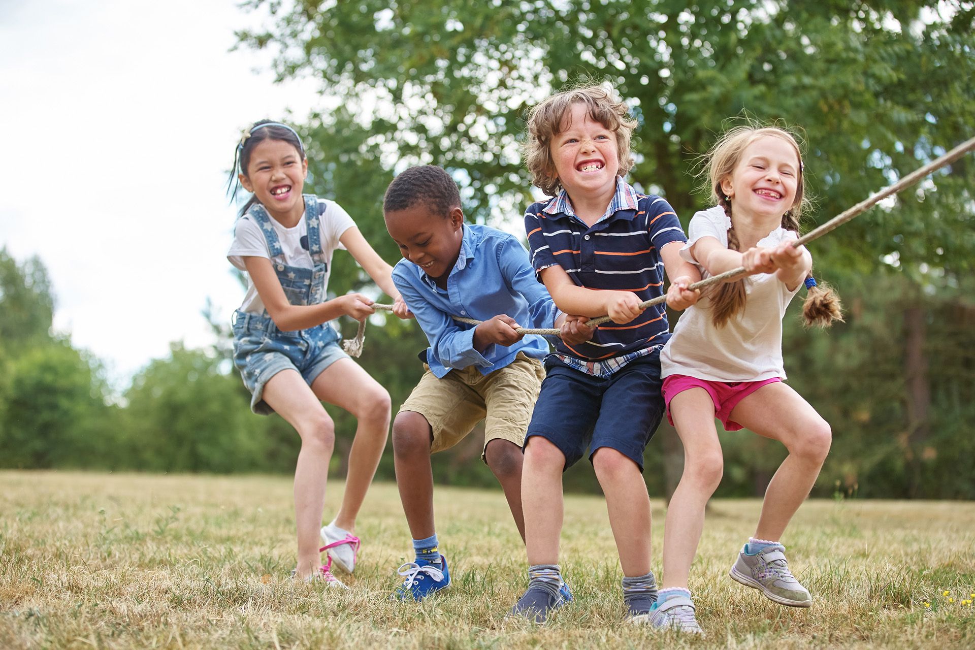 Kinder ziehen am Seil